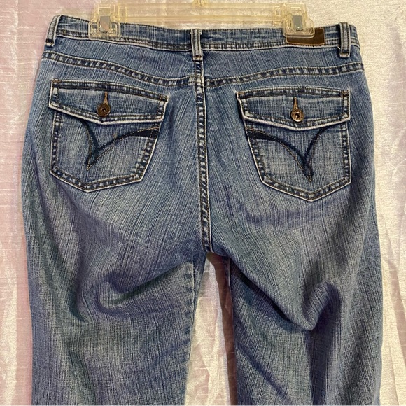 Lee Midrise Bootcut SZ 8 Medium, GUC, stretch, distressed, lower on the waist - Picture 8 of 12